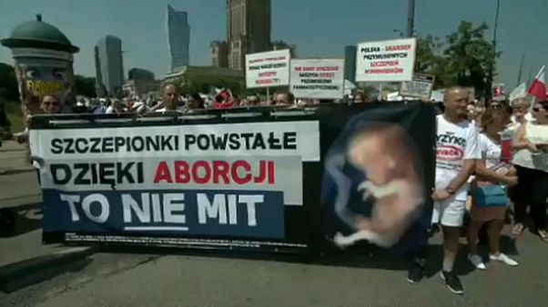 Protesto em Varsóvia contra a vacinação obrigatória Protesto em Varsóvia contra a vacinação obrigatória