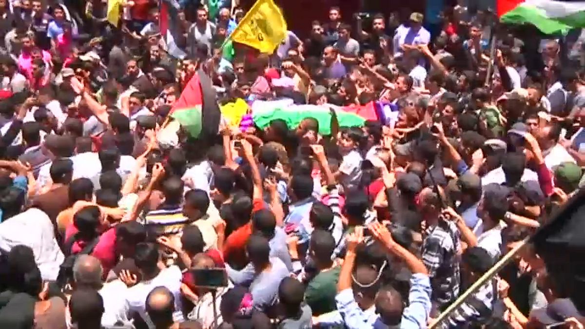 Milhares no funeral da enfermeira palestiniana morta na Faixa de Gaza