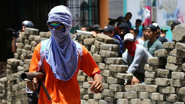 Mascarados armados no protesto contra o presidente Daniel Ortega Mascarados armados no protesto contra o presidente Daniel Ortega