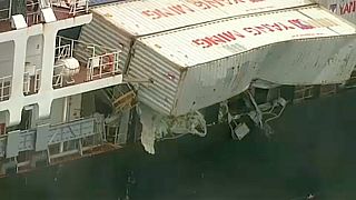 شاهد: سقوط 83 حاوية من سفينة شحن قرب شواطئ أستراليا