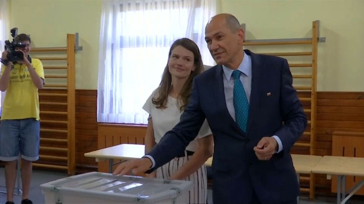 يانيز يانشا، زعيم الحزب الديمقراطي السلوفيني، أثناء إدلائه بصوته