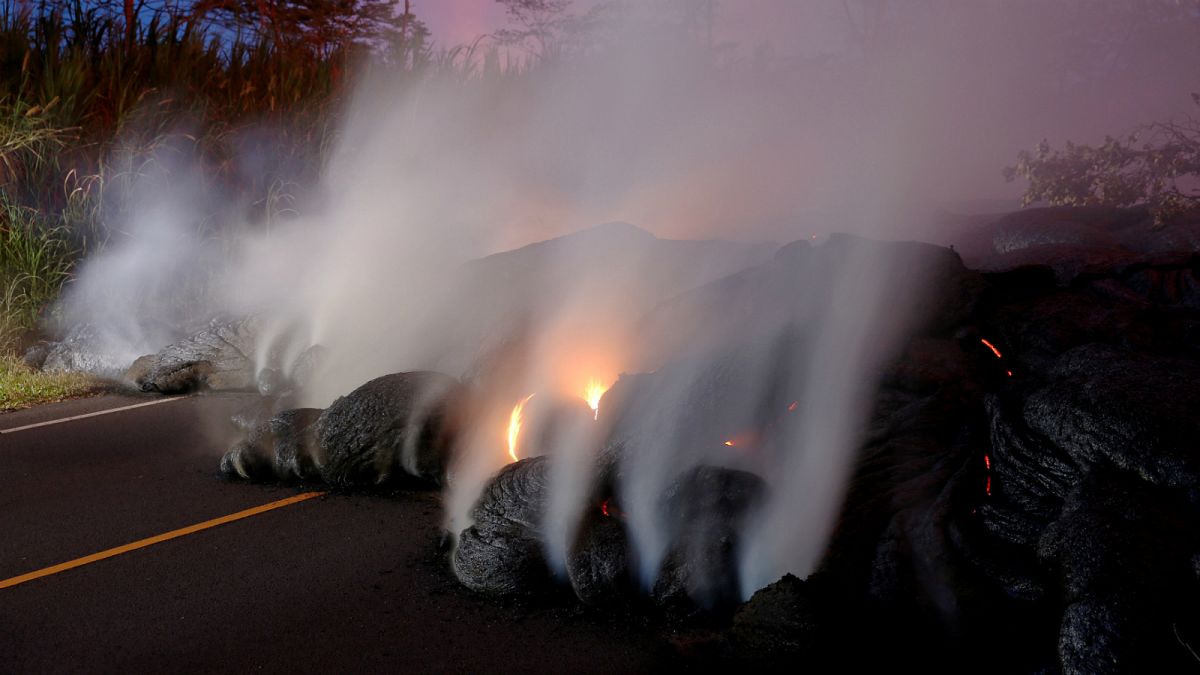 حمم بركانية تقطع الطريق العام مواصلة تدفقها، تصوير: ماركو غارسيا - رويترز.