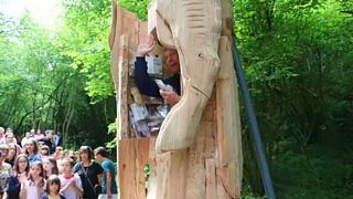 Γάλλος καλλιτέχνης ζει μέσα σε ξύλινο άγαλμα