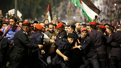 وحدات الشرطة والأمن تقوم بحماية مقر رئيس الوزراء خلال مظاهر في عمان