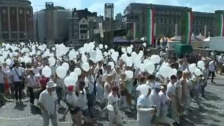 Fehérbe öltözve vonultak fel a liege-i terrortámadás áldozataira emlékezve