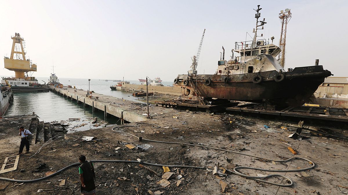 Humanitarian crisis feared as Yemen fighting approaches strategic port