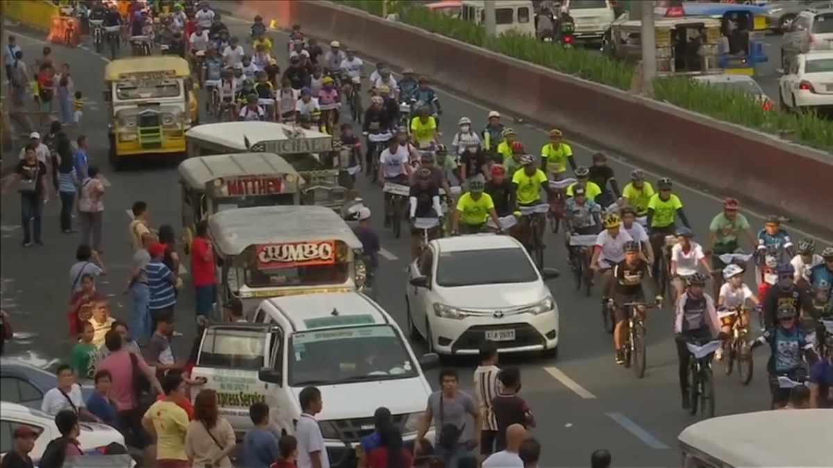 Ciclistas defendem uma Filipinas sem plástico 