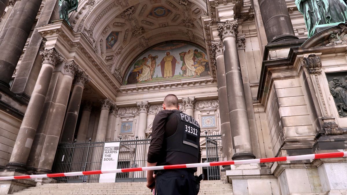 Germany: Police shoot 'rampaging' man at Berlin Cathedral