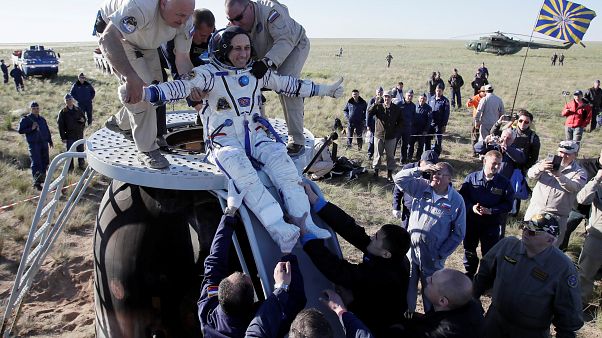 Soyuz kapsülü üç yolcusuyla birlikte dünyaya döndü Soyuz kapsülü üç yolcusuyla birlikte dünyaya döndü