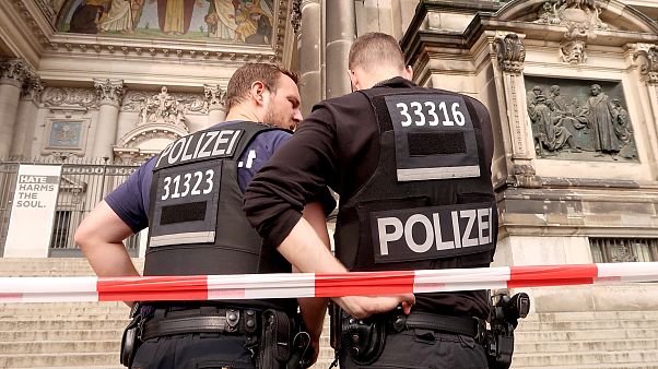 Polícia disparou sobre um homem na Catedral de Berlim Polícia disparou sobre um homem na Catedral de Berlim