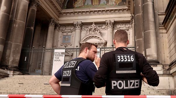 Berlino, uomo "infuriato" con coltello nella cattedrale. Agente gli spara Berlino, uomo "infuriato" con coltello nella cattedrale. Agente gli spara