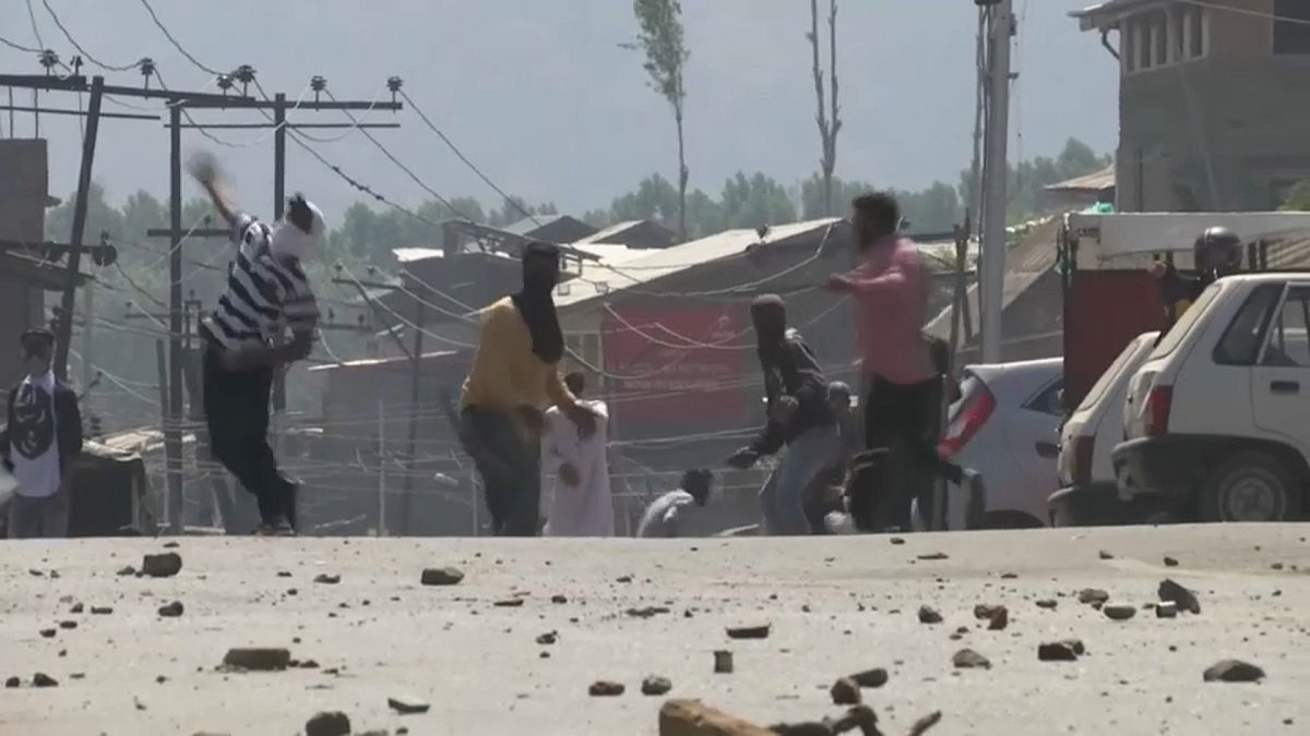 Clashes continue in Srinagar 