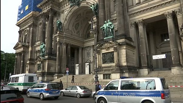 Berlin Katedrali'nde polis ateş açtı Berlin Katedrali'nde polis ateş açtı