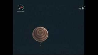 Soyuz kapsülü dünyaya inmeden 15 dakika önce paraşütler açıldı