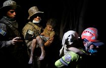Militares e bombeiros resgatam crianças na cidade de Rodeo