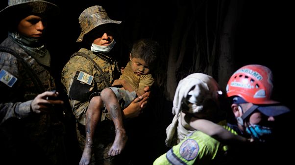 Militares e bombeiros resgatam crianças na cidade de Rodeo Militares e bombeiros resgatam crianças na cidade de Rodeo