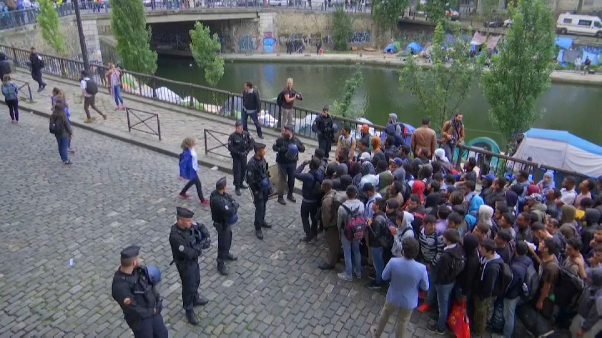 تواصل عمليات اخلاء مخيمات المهاجرين العشوائية بباريس