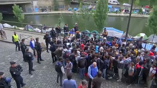 Polícia desmantela últimos campos de refugiados em Paris Polícia desmantela últimos campos de refugiados em Paris