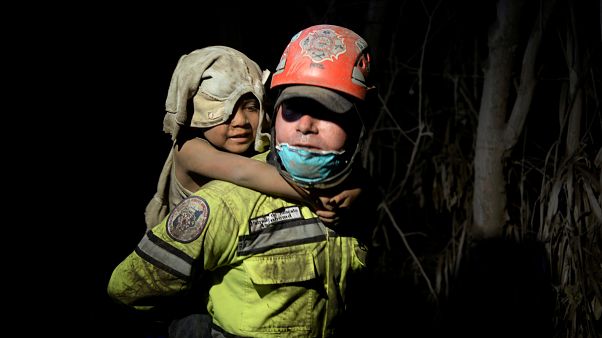 Forró salak és fullasztó hamufelhő pusztít Guatemalában Forró salak és fullasztó hamufelhő pusztít Guatemalában
