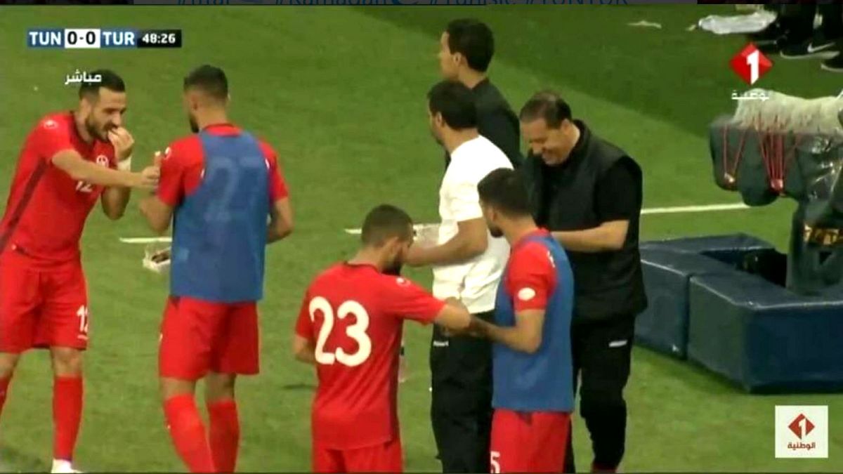 المنتخب التونسي يفطر سريعا على تمر حين رفع آذان المغرب أثناء المباراة