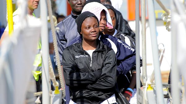 Viele afrikanische Flüchtlinge kommen auf Sizilien an. Viele afrikanische Flüchtlinge kommen auf Sizilien an.