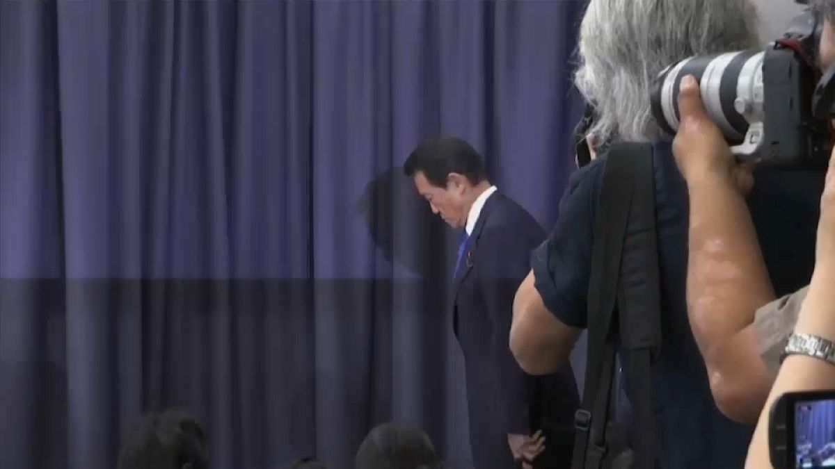 وزير المالية الياباني يعلن أنه لن يتقاضى راتبه لمدة سنة كاملة والسبب ..