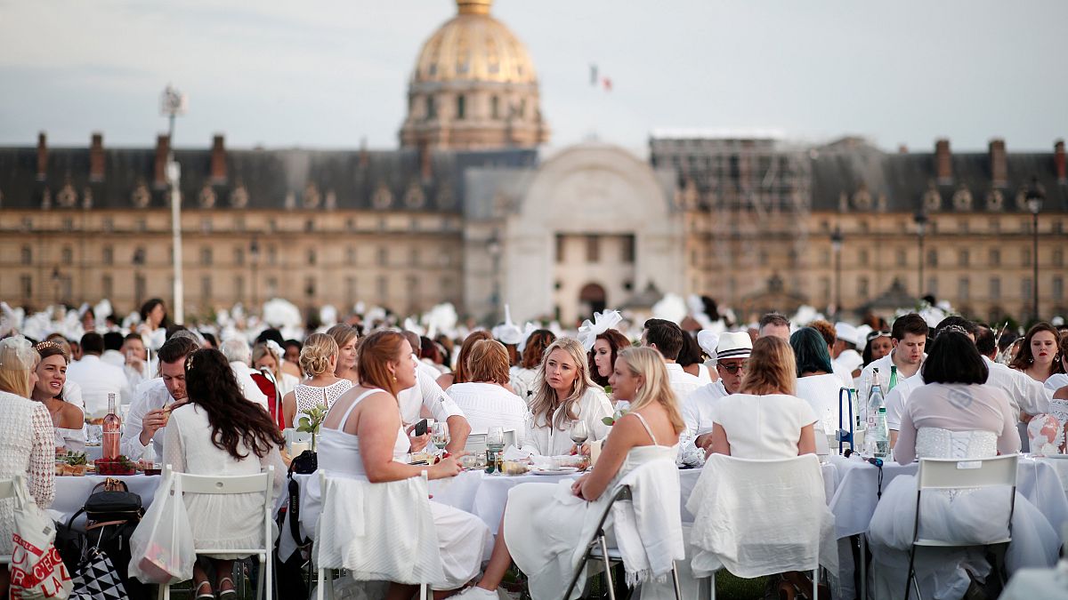 Le "dîner en blanc" rassemble des milliers de personnes à Paris