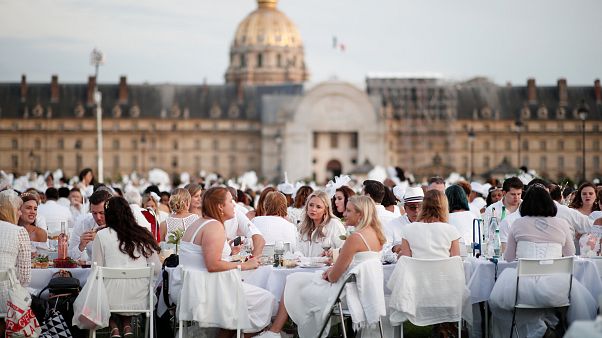 Le "dîner en blanc" rassemble des milliers de personnes à Paris Le "dîner en blanc" rassemble des milliers de personnes à Paris