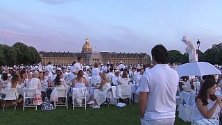 Multitudinaria "cena de blanco" en París