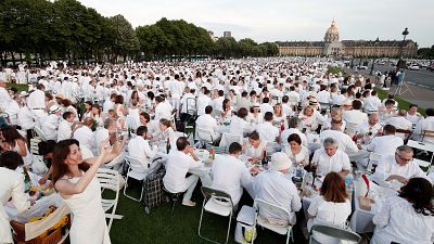 آلاف الفرنسيين يتعشون باللباس الأبيض قبالة قبر نابليون