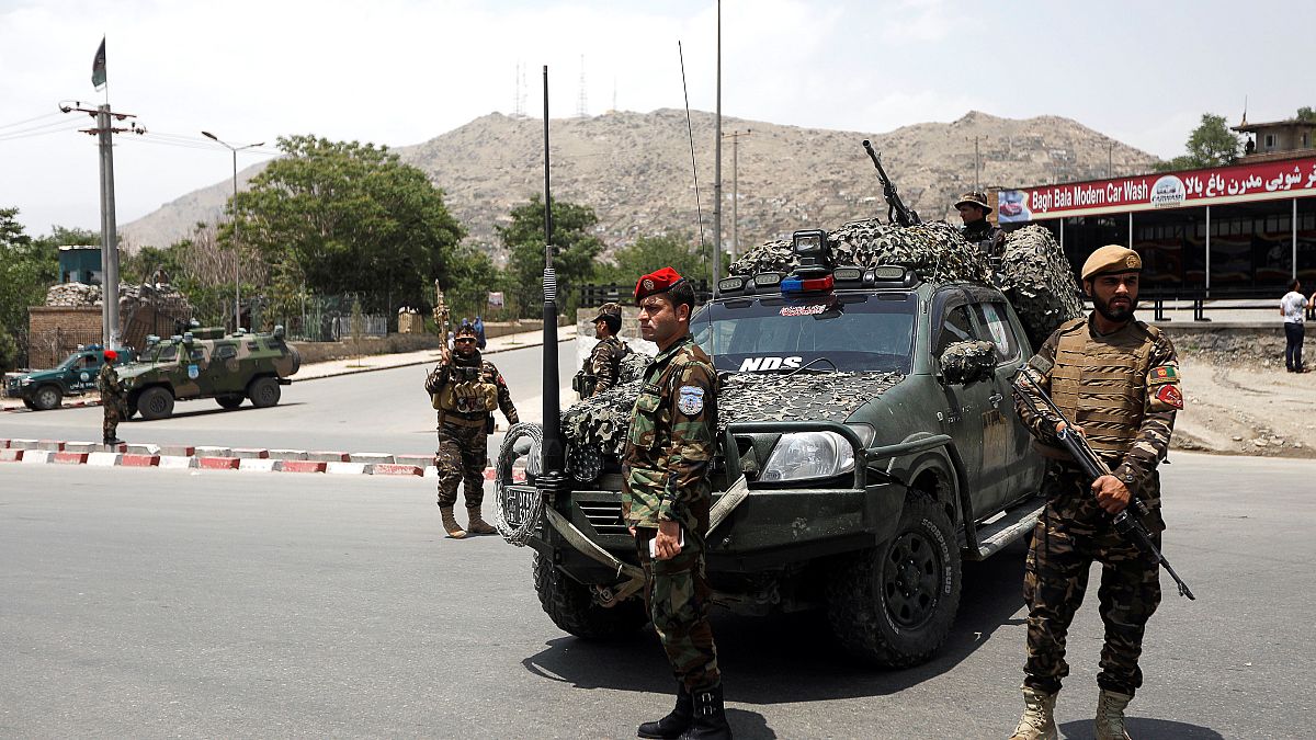 Soldaten patrouillieren nach dem Anschlag auf den Straßen von Kabul.