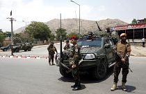 Soldaten patrouillieren nach dem Anschlag auf den Straßen von Kabul.