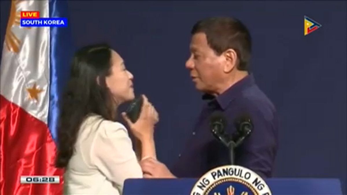 Felháborodás egy elnöki csók miatt a Fülöp-szigeteken