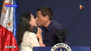 Duterte fuerza a una mujer a darle un beso en la boca