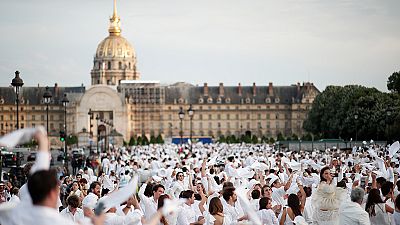 Hatalmas „fehér tömeg” lakomázott Párizsban