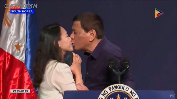 İşçi kadını dudaklarından öpen Filipinler devlet başkanına tepki: Tiksindirici İşçi kadını dudaklarından öpen Filipinler devlet başkanına tepki: Tiksindirici
