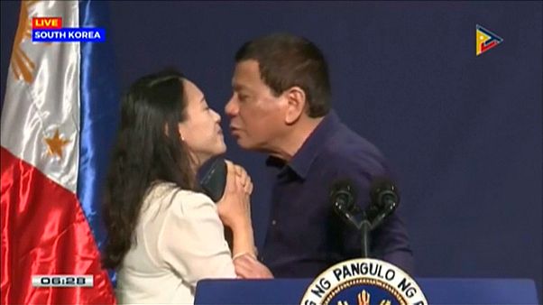 Rodrigo Duterte em "O beijo da polémica" Rodrigo Duterte em "O beijo da polémica"