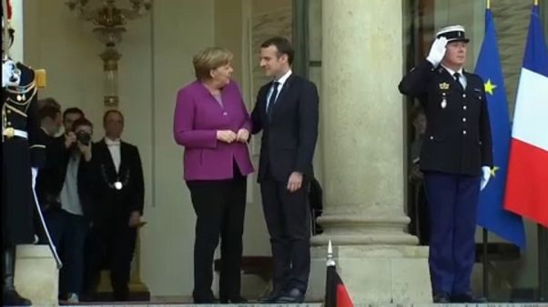 Merkel busca un consenso con París para reformar la eurozona Merkel busca un consenso con París para reformar la eurozona