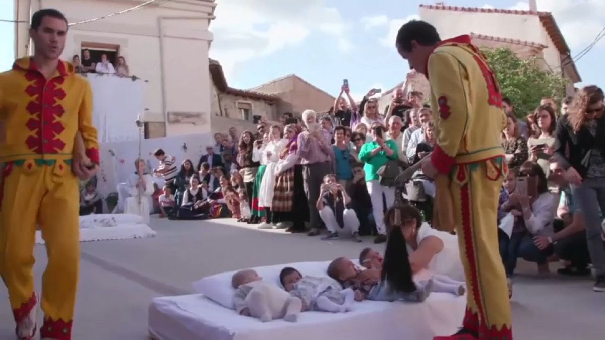 Испания: желтые "демоны" прыгают через младенцев