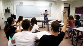 طلاب إسرائيليون يقبلون على تعلم الفارسية وسط حرب خفية مع إيران