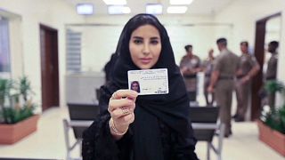 امرأة تحمل رخصة قيادة في السعودية