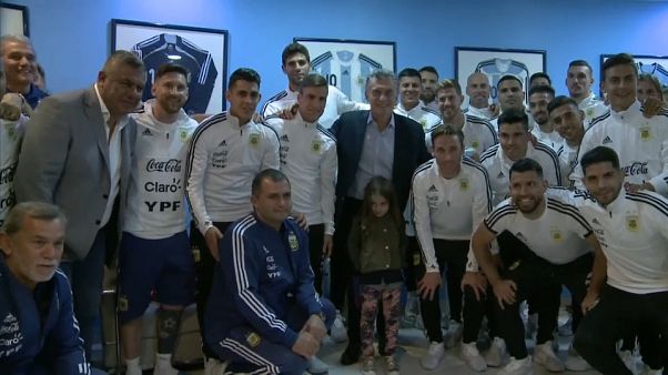 رئيس الأرجنتين يودع منتخب بلاده قبيل السفر لمونديال روسيا ويوجه رسالة إلى ميسى رئيس الأرجنتين يودع منتخب بلاده قبيل السفر لمونديال روسيا ويوجه رسالة إلى ميسى