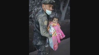 شرطي من غواتيمالا ينقذ رضيعا من تحت الركام
