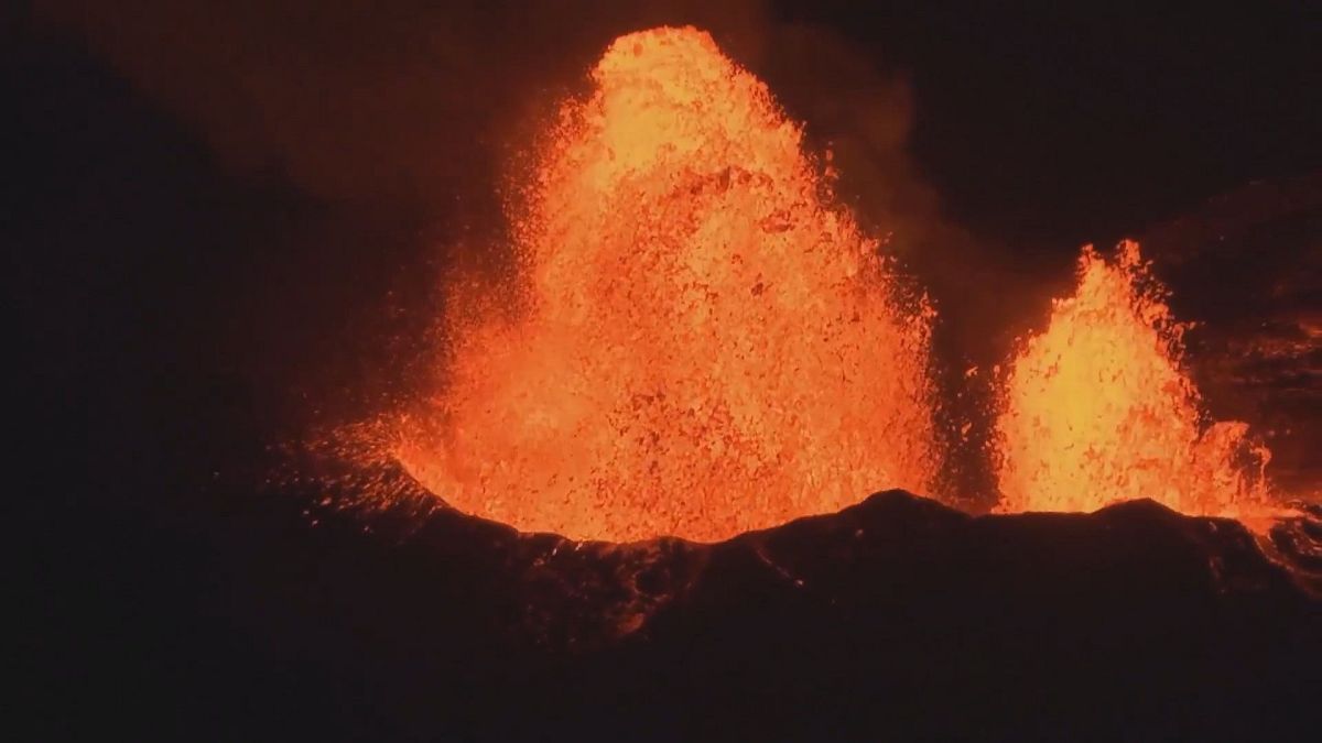 مشاهد ليلية مذهله للحمم البركانية في هاواي