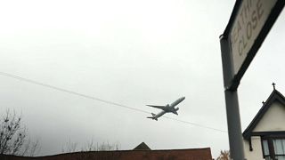 UK gov't green lights third runway at Heathrow airport