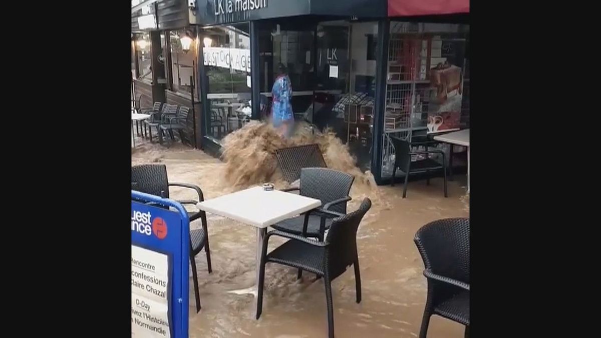 فيضانات في شوارع مورليه الفرنسية بسبب هطولات مطرية قياسية