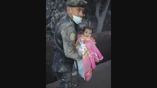 A romok alól mentett ki egy kisbabát egy rendőr