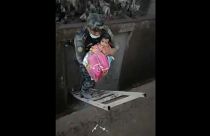 Γουατεμάλα: Οι διασώστες βρήκαν μωρό ζωντανό