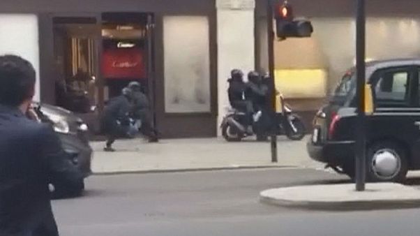 A bordo de un escúter, el robo de moda en Londres A bordo de un escúter, el robo de moda en Londres