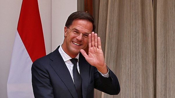 Feltakarította a holland miniszterelnök a kiöntött kávéját Feltakarította a holland miniszterelnök a kiöntött kávéját